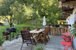 Wolfgrubers-Wagnerhof eigner Garten mit Grill-Smoker und vielen Sitzgelegenheiten