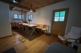Wolfgrubers-Wagnerhof Kaminzimmer Essecke mit Zugang zur eigenen Gartenterrasse